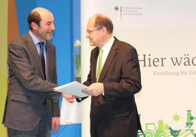 Bundesminister Schmidt übergibt den Zuwendungsbescheid für das Teilvorhaben "Züchtung" an Dr. Fred Eickmeyer, ESKUSA GmbH